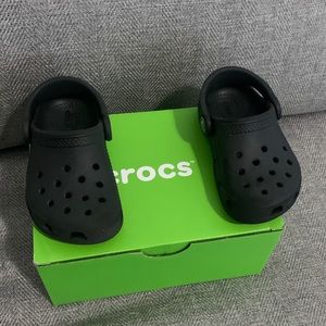 Toddler Crocs -(black) Size 6c